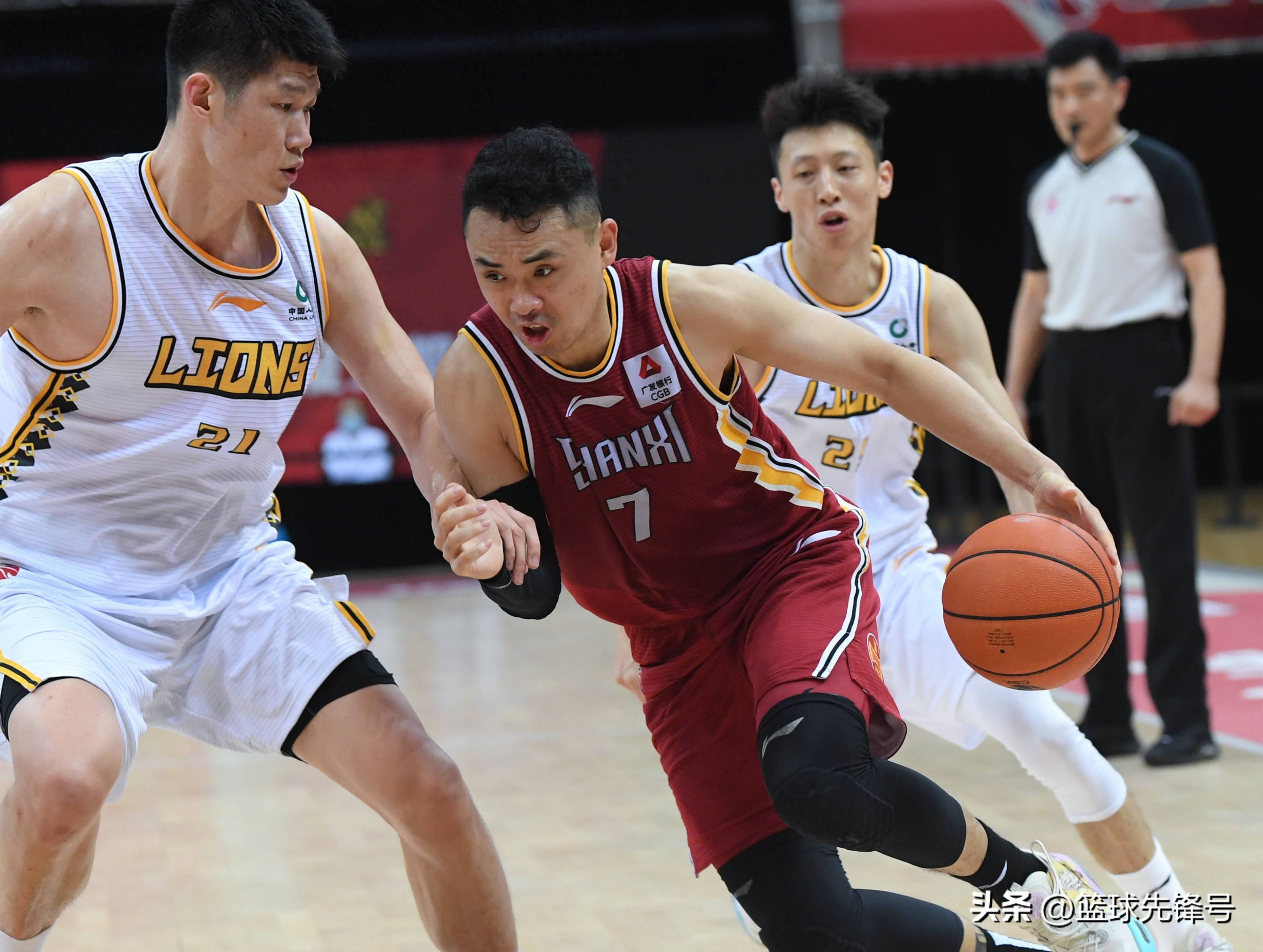 kaiyun开云-包含转折点广州队回应争议,CBA常规赛今夜攻防权衡,质疑声仍在,阵容厚度经受考验的词条